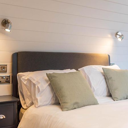 The Plough Inn Cabins Ramsden 外观 照片